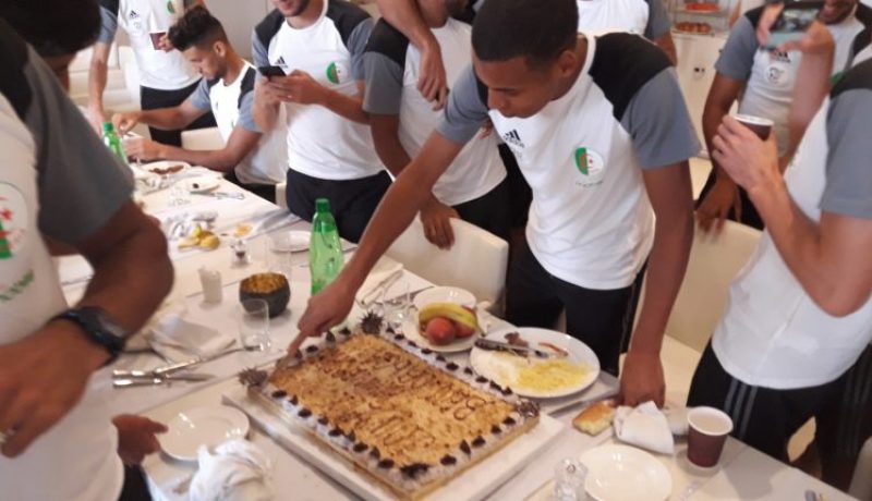 لاعبو الخضر يحتفلون بعيد ميلاد “بن دبكة” الـ25