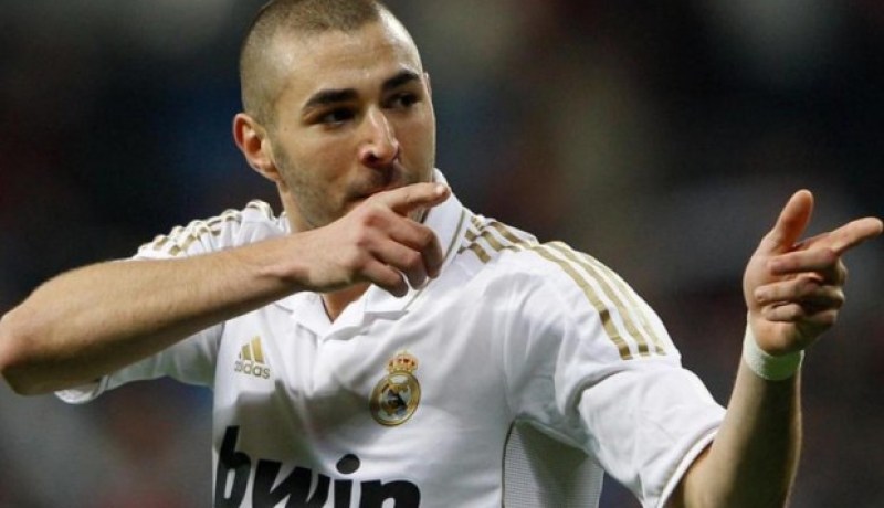 بن زيمة يؤكد أن ريال مدريد قادر على قهر برشلونة في الكامب نو