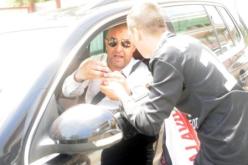 بن شيخة يحبط محاولة إنتحار مناصر حرقا  أمام مقر الفاف