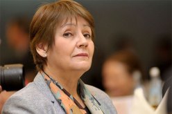 بن غبريت تفتخر بتلاميذ الجزائر