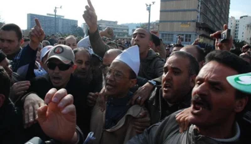 بن حاج‮ ‬ينقذ سعدي‮ ‬من الفضيحة‮!‬