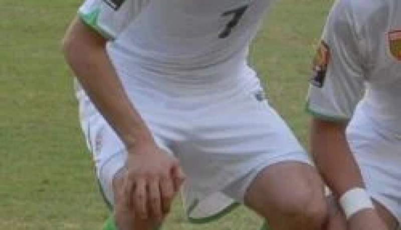بزاز يغادر المنتخب الوطني بالدموع ويلتحق بفرنسا للعلاج