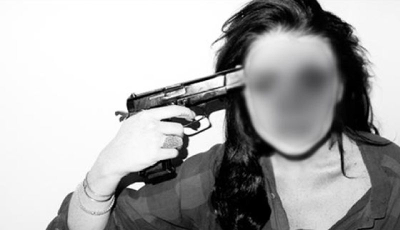 أرادت أن تلتقط سيلفي مع مسدس فأطلقت رصاصة على رأسها