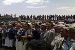 رجال قبائل يمنيين يشددون الحصانة على  مدينة عتق لإحباط محاولة اقتحامها من القاعدة