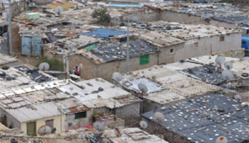 الحكومة تمنح الكهرباء وشهادات الإقامة لسكان الأحياء القصديرية