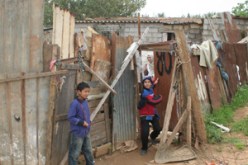 أصيب أغلب أفرادها بأمراض وأزمات نفسية:عائلة من ستة أفراد تعاني الأمرّين داخل مستودع هش تناشد الجميع المساعدة