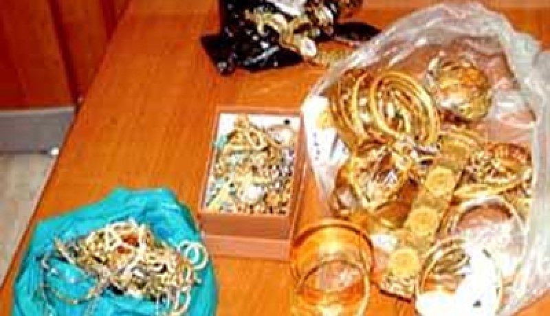 تنصب على ضحيتها وتسلبه مجوهرات لتجهيز ابنتها بالقليعة‮ ‬