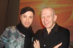 بلال العربي أول مذيع جزائري يسجّل لقاء مع العالمي جان بول غوتييه على هامش أسبوع الموضة بباريس