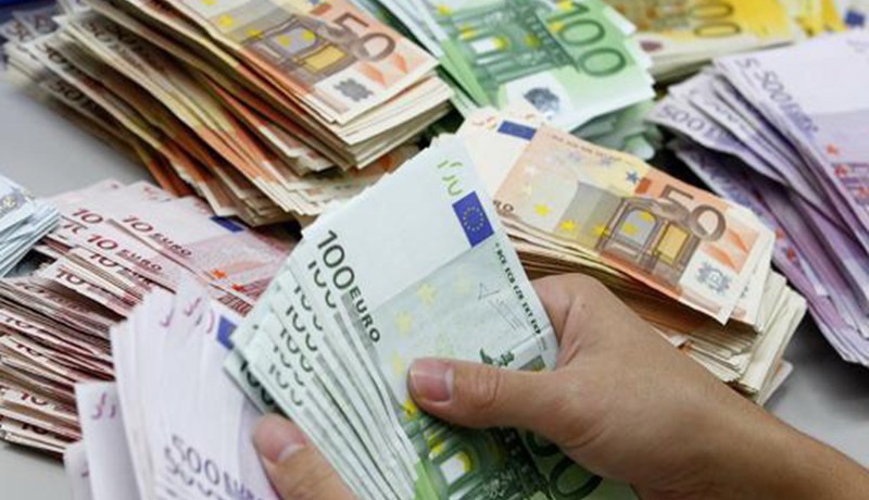 تلميذ في القسم النهائي يبيع أوراقا نقدية مزورة بالأورو عبر الفايسبوك في وهران