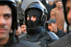 اشتباكات بين الشرطة وملثمين امام قصر الرئاسة في مصر