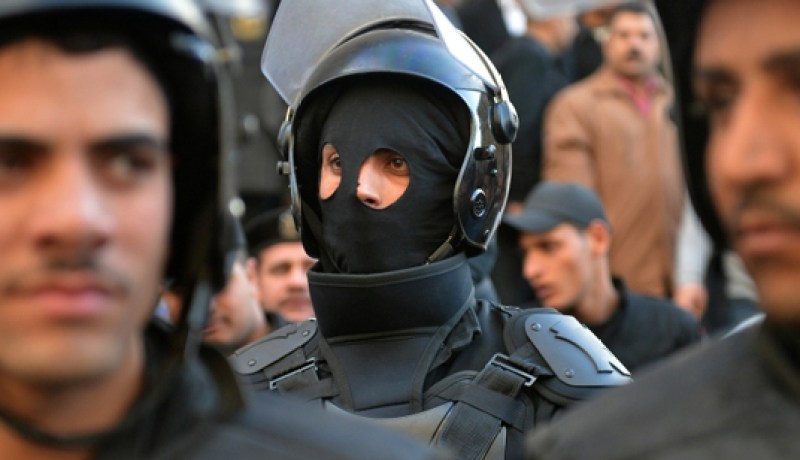 اشتباكات بين الشرطة وملثمين امام قصر الرئاسة في مصر