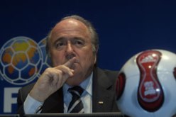 بلاتر يُشيد بمبادرة الإمارات لتهدئة الأجواء المصرية الجزائرية