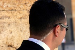 ينتحل صفة ''بودي ڤارد'' الوزير الأول للفوز بقلب فتاة