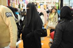 الحكومة الفرنسية العلمانية تقدم مشروع قانون لحظر تام للنقاب الشهر الداخل