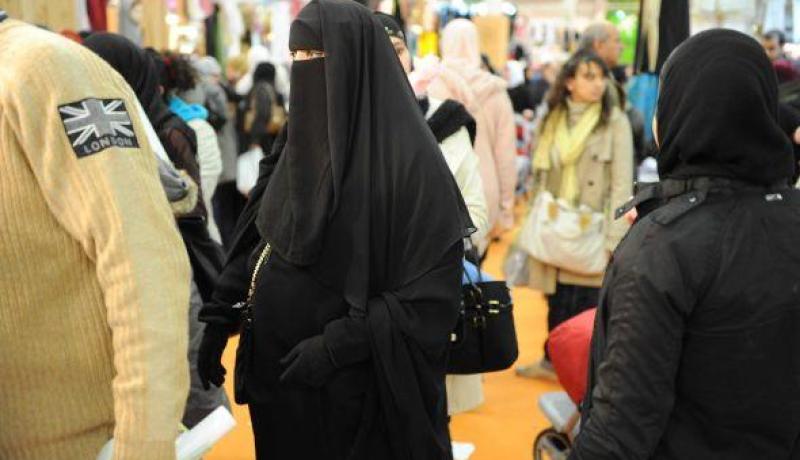 الحكومة الفرنسية العلمانية تقدم مشروع قانون لحظر تام للنقاب الشهر الداخل