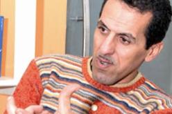 كمال بوعكاز يسخر من الصحافيين الجزائريين والمدرب سعدان