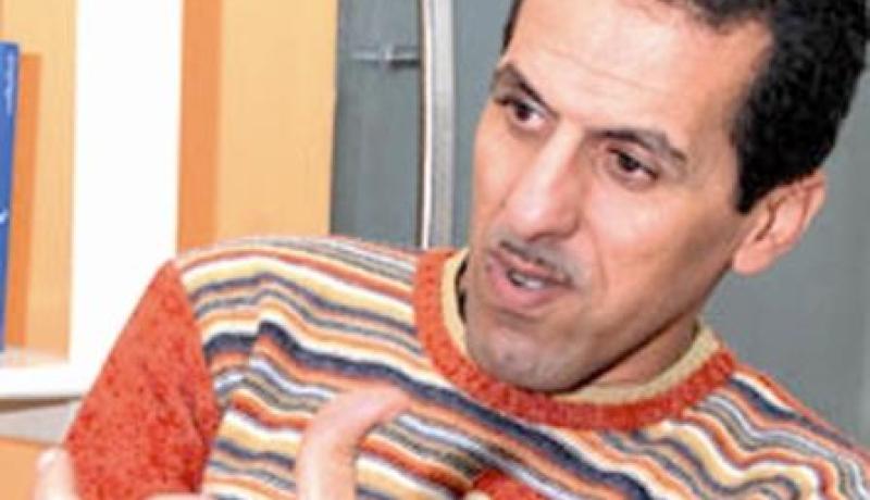 كمال بوعكاز يسخر من الصحافيين الجزائريين والمدرب سعدان