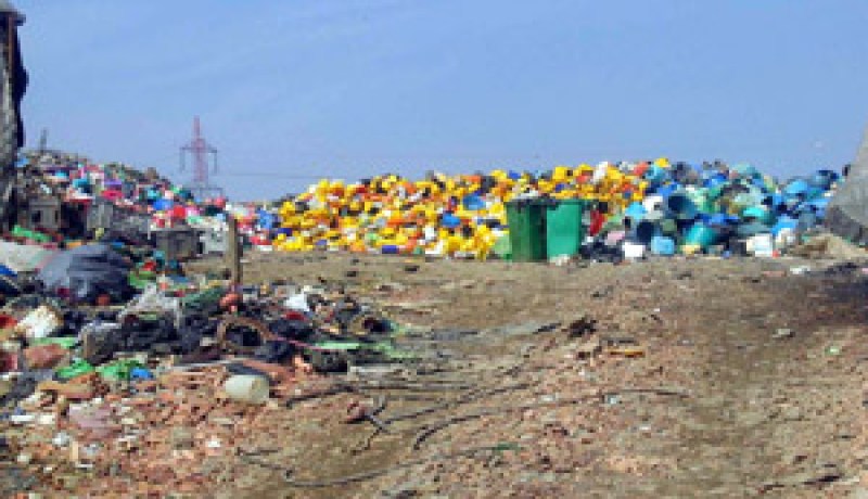 سكان أحياء فاطمة الزهراء، الدنيا ولاروكاد : انعدام الإنارة العمومية وانتشار القمامة والناموس