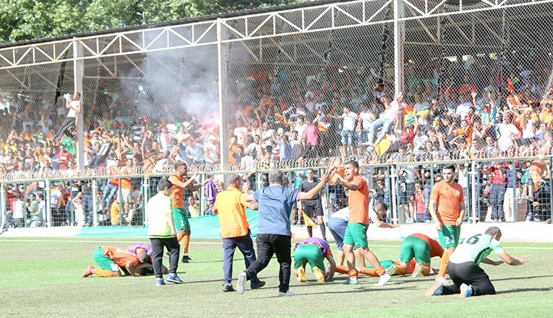 بوفاريك تعيش على وقع الأفراح والمدرب نشمة يعد بالصعود للمحترف الأول الموسم القادم