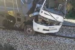 بالصور حادث مرور مروع.. اصطدام حافلة لنقل المسافرين بقطار بالأصنام في البويرة