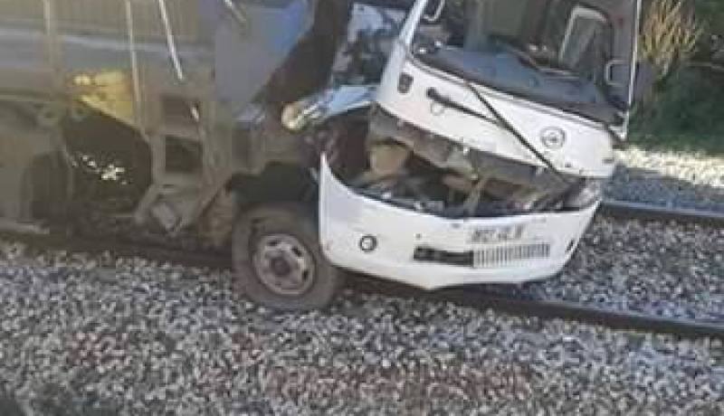 بالصور حادث مرور مروع.. اصطدام حافلة لنقل المسافرين بقطار بالأصنام في البويرة
