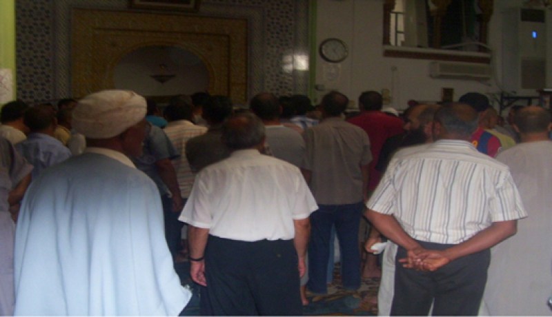 مصلون يعتصمون داخل مسجد للمطالبة برحيل الإمام في بواسماعيل