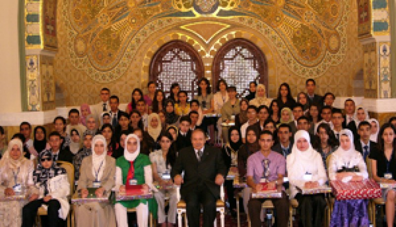 منهم من انتظر تكريم الرئيس لهم بفارغ الصبر ومنهم من اندهش لهذا التكريم:بوتفليقة يشرف على تكريم صيادلة وأطباء وقضاة المستقبل بقصر الشعب