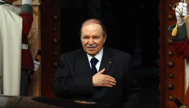 هولاند يُثني على رسالة بوتفليقة ويدافع عن مسلمي فرنسا