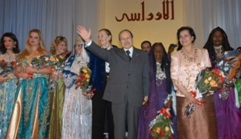النساء يحتفلن بميلاد الرئيس