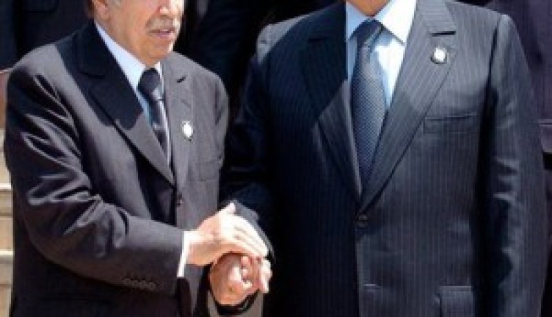 بوتفليقة يهنئ مبارك..