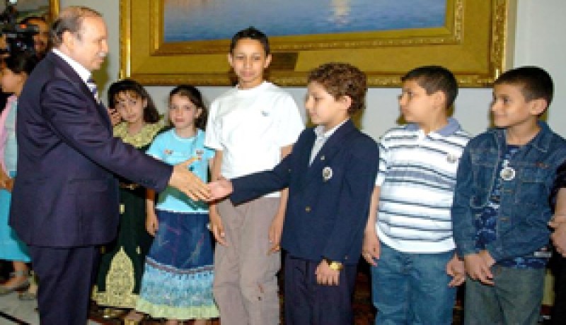 بوتفليقة يكرم نجباء الجزائر