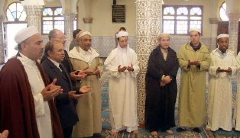 مئوية الطريقة العلاوية تناقش آثار العولمة على البشرية