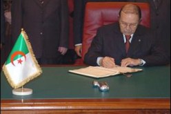 رئيس الجمهورية يوقع على عدة مراسيم رئاسية