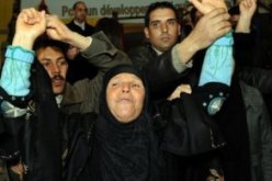 والدة البوعزيزي تعتبر ابنها شعلة تضىء العالم