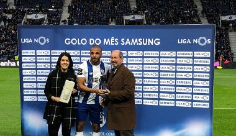 بالفيديو.. مُخالفة غريبة لبراهيمي في لقاء بورتو وريو أفي