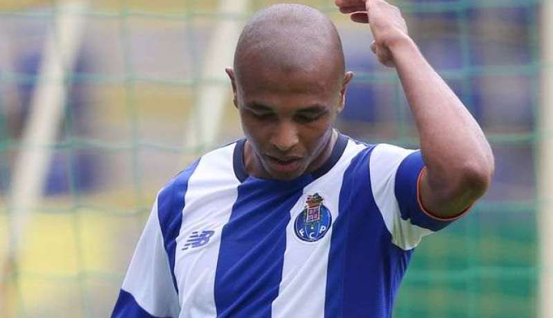 بورتو يستدعي براهيمي لمواجهة مكابي تل ابيب الصهيوني