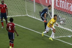 انتهاء الشوط الاول من المباراة بتقدّم البرازيل على كولومبيا بنتيجة 1-0