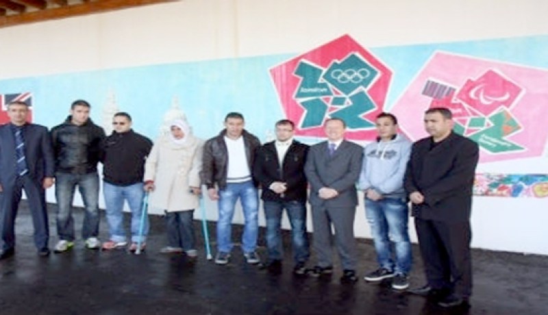 سفير بريطانيا يرفع راية الألعاب الأولمبية ويعِد ذوي الإحتياجات الخاصة بدورة استثنائية