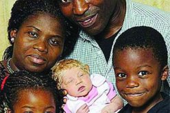 زوجان بريطانيان أسودان ينجبان طفلة بيضاء بعينين زرقاوين وشعر أشقر