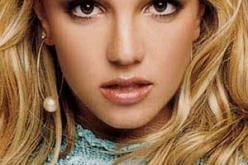 بريتني تتعلم فنون الكرة من بيكهام