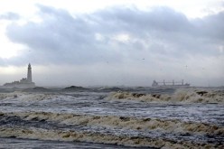 بالصور.. الفيضانات تحول مدينة بريطانية إلى جزيرة