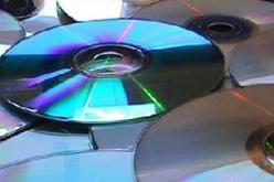 شاب يفبرك فيديو وصورا خليعة لصديقته السابقة ويهديه لزوجها ليلة زفافها