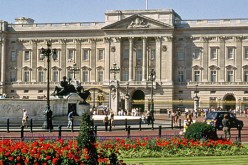 حقيقة فيديو رجل دون ملابس يخرج من نافذة قصر باكينغهام