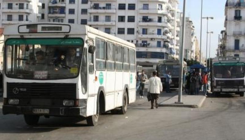 الحافلة مجتمع يتقدم إلى الوراء