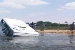 مصرع 3 أشخاص وفقدان 6 آخرين بعد سقوط حافلة باكستانية في النهر