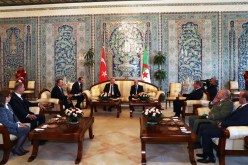 الرئيس تبون يعزي أردوغان في ضحايا زلزال تركيا