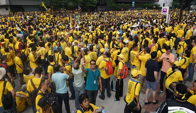 أصحاب القمصان الصفراء يتظاهرون للاطاحة برئيس الوزراء في ماليزيا