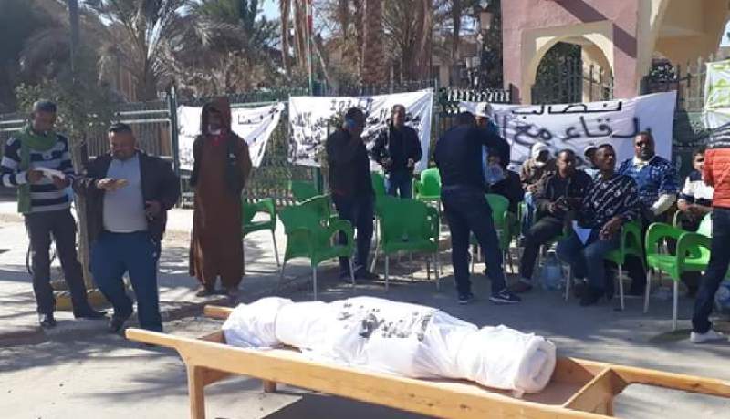 بالصور.. السكان يحتجون أمام مقر بلدية النزلة بتقرت في ورقلة