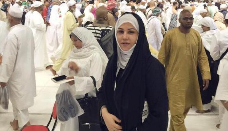 بالصور أحلام الإماراتية تؤدي مناسك العمرة