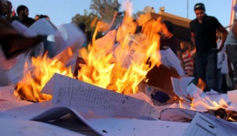 أنصار الفدرالية في ليبيا يخربون أحد مقرات المفوضية العليا للانتخابات في بنغازي